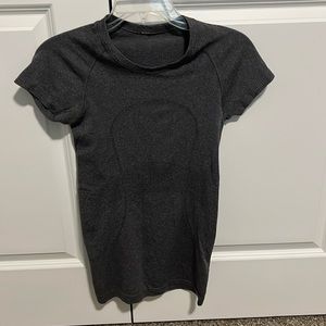 lululemon work out active wear breathable T-shirt. Womens